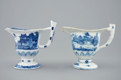Een paar Chinese blauw-witte helvormige kannen, Qianlong, 18e eeuw